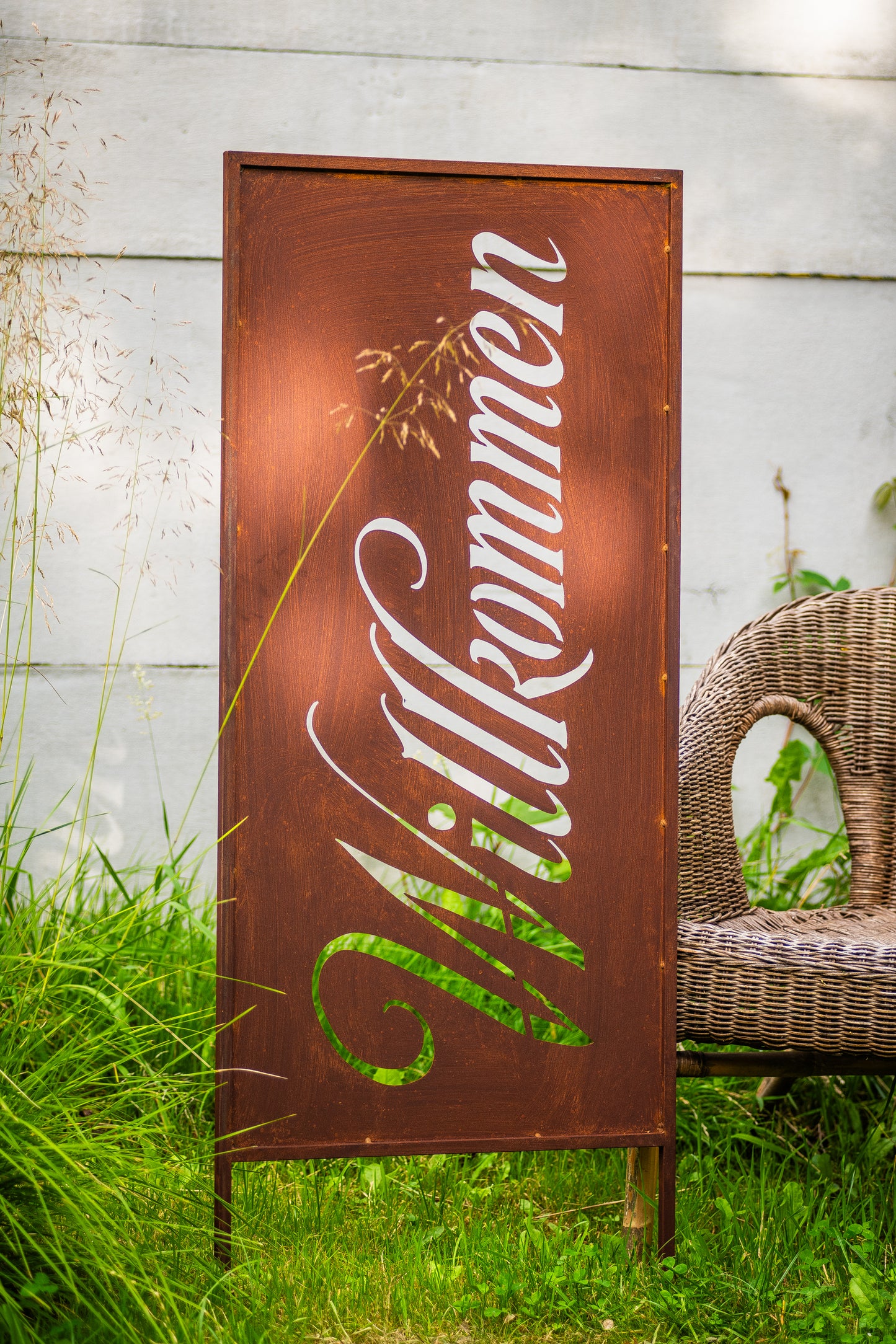 Rustic Metal Garden Screen – Corten Effect Steel Privacy Panel "Willkommen"ver.2