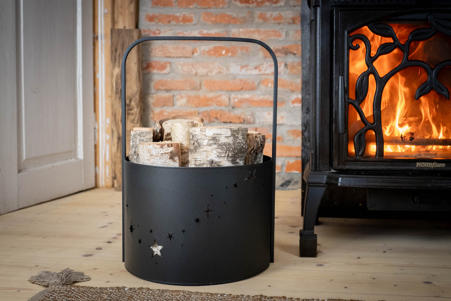 Kaminholzregal aus schwarzem Metall mit Griff, freistehendes Holzregal im rustikalen Stil