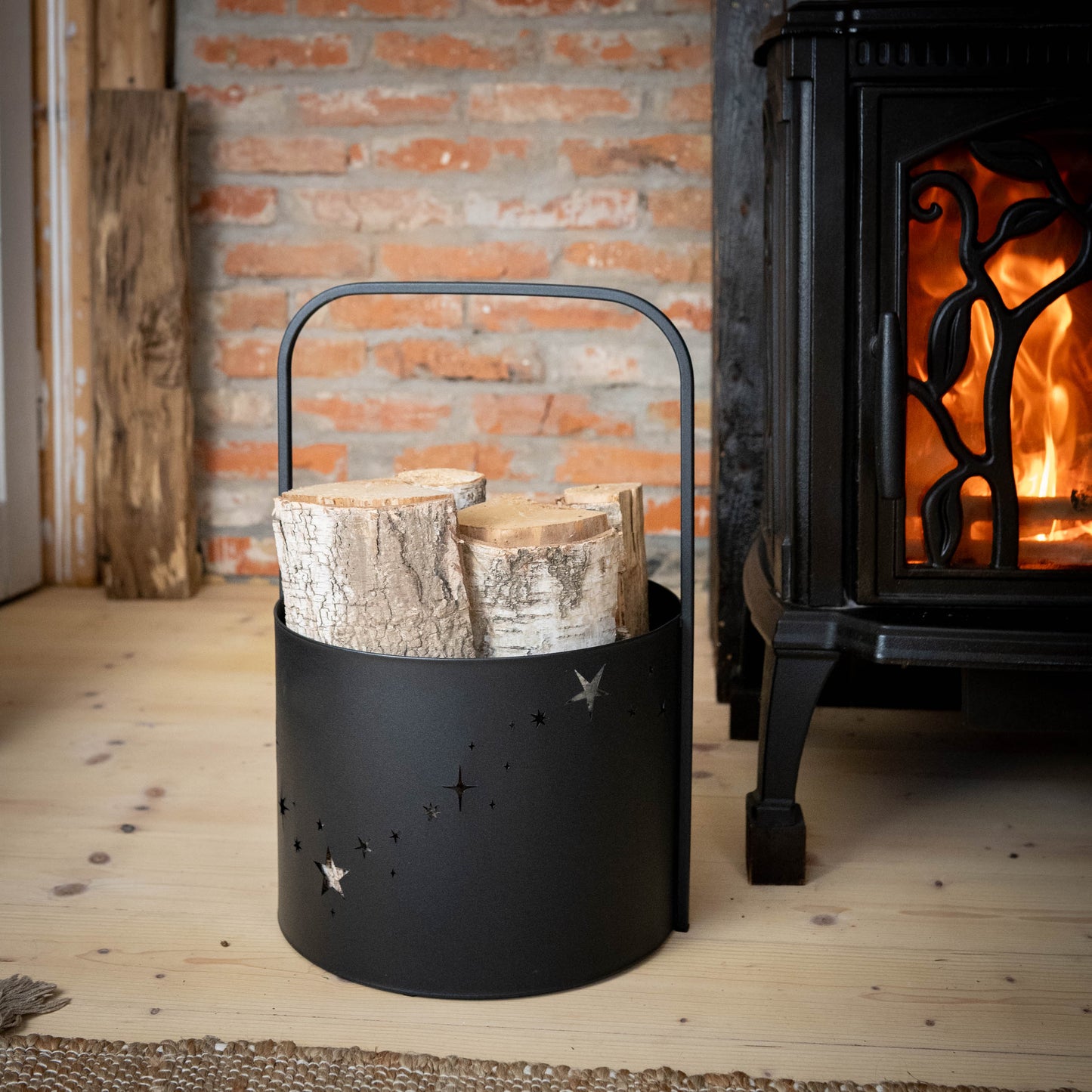 Kaminholzregal aus schwarzem Metall mit Griff, freistehendes Holzregal im rustikalen Stil