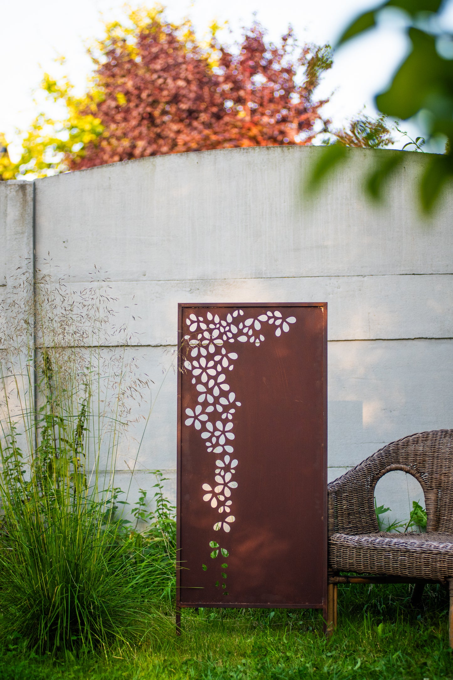 Rustic Metal Garden Screen – Effect Corten Steel Privacy Panel with Flower Garland Cutouts