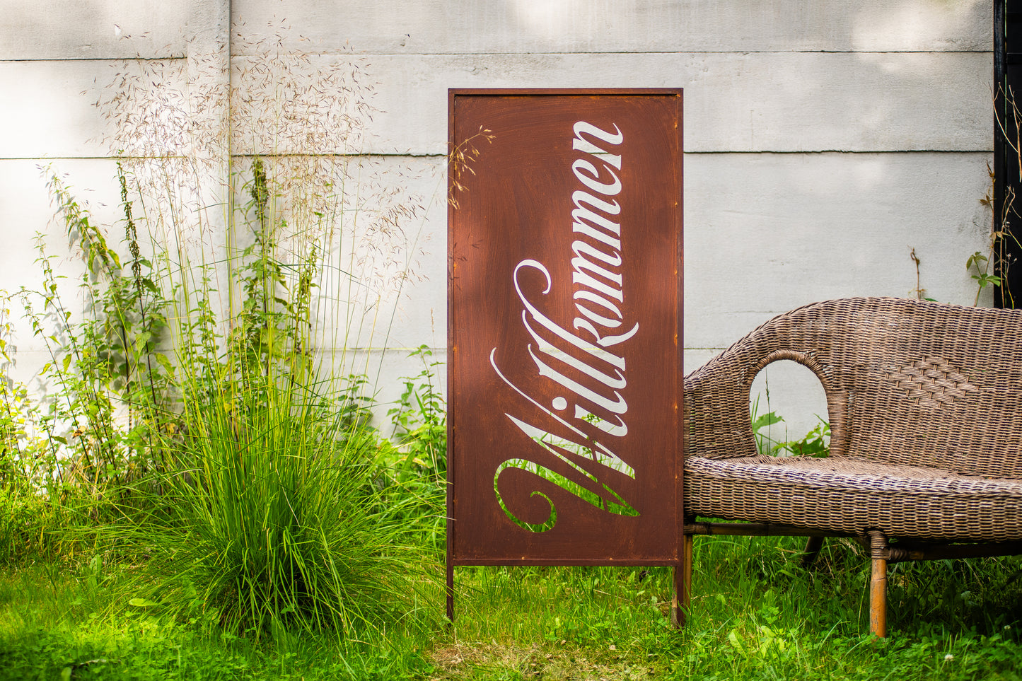 Rustic Metal Garden Screen – Corten Effect Steel Privacy Panel "Willkommen"ver.2