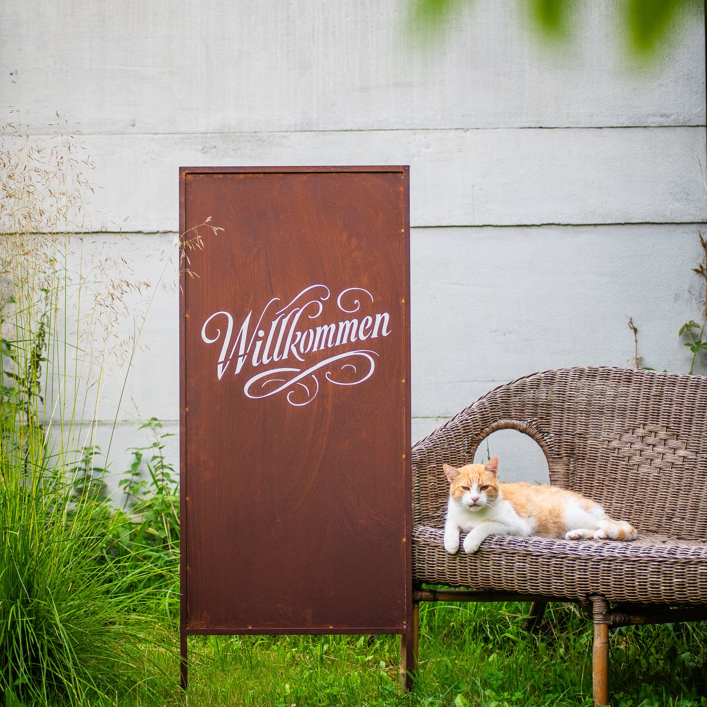 Rustic Metal Garden Screen – Corten Effect Steel Privacy Panel "Willkommen"