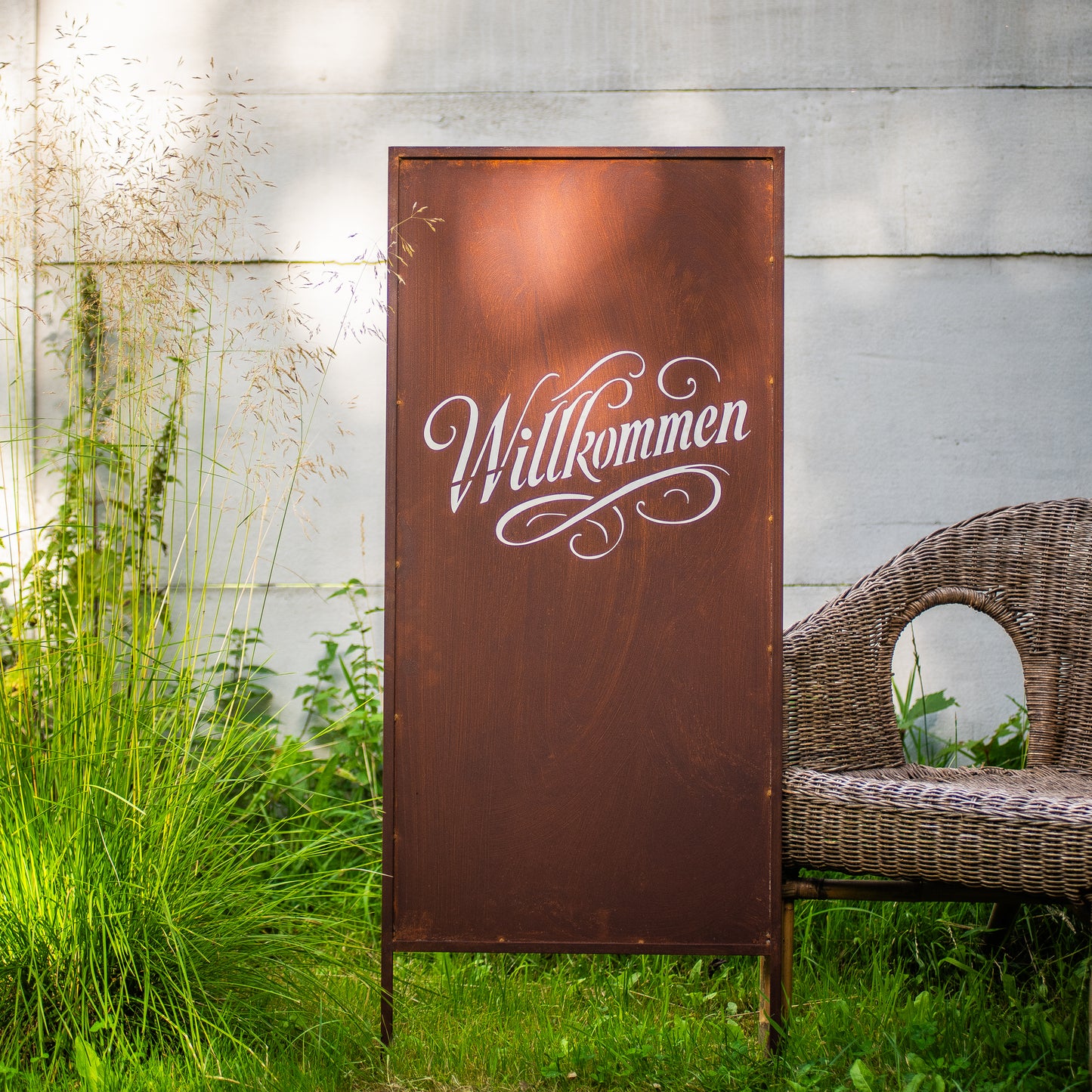 Rustic Metal Garden Screen – Corten Effect Steel Privacy Panel "Willkommen"