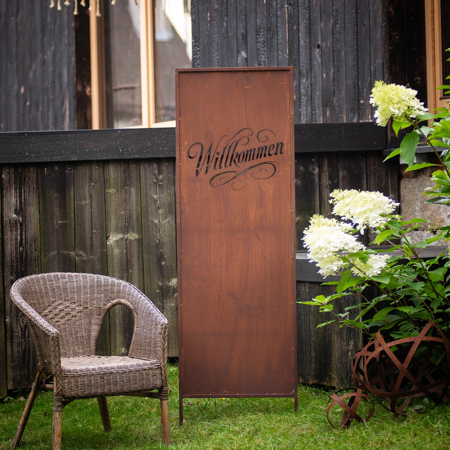Rustic Metal Garden Screen – Corten Effect Steel Privacy Panel "Willkommen"