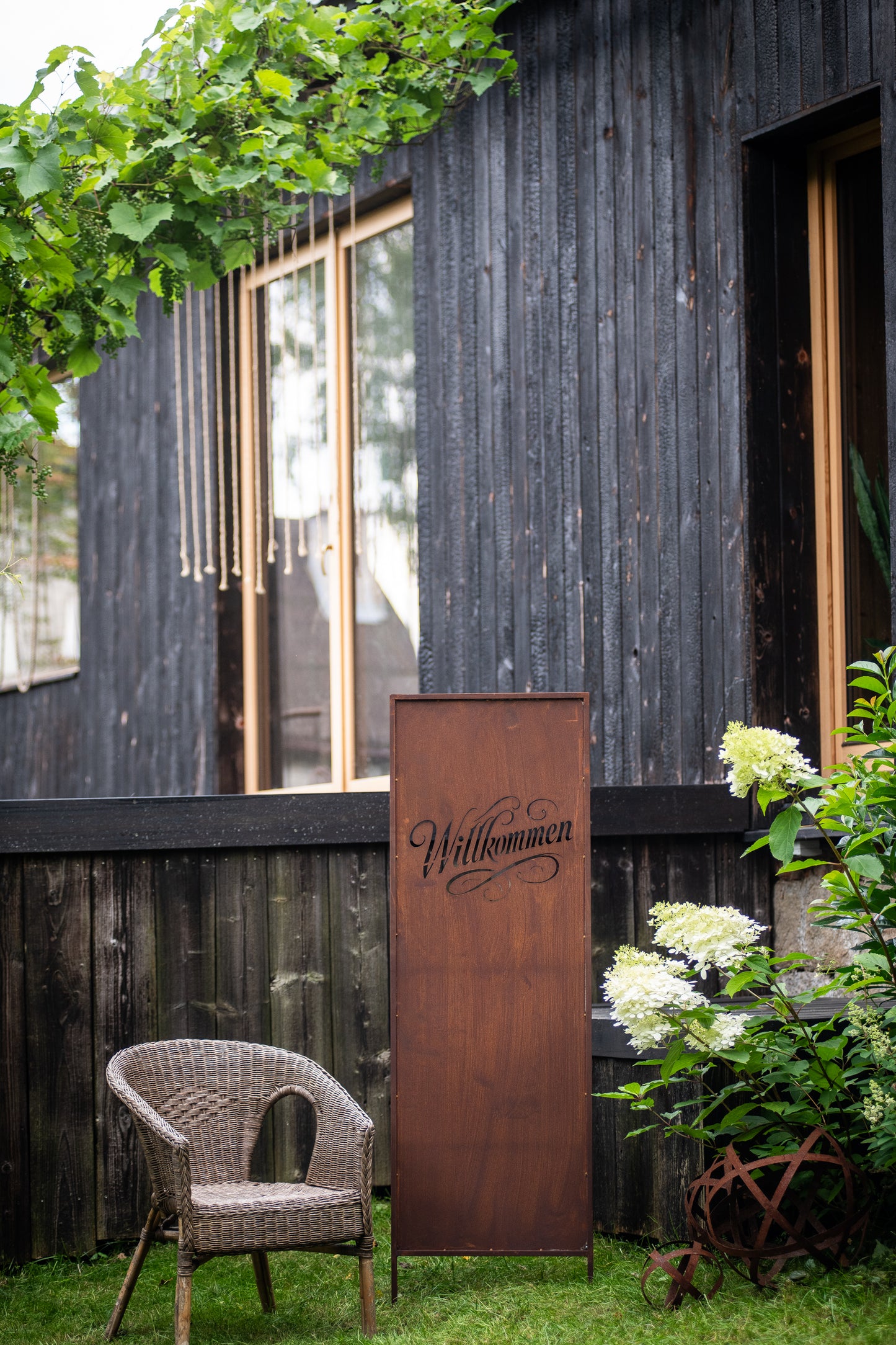 Rustic Metal Garden Screen – Corten Effect Steel Privacy Panel "Willkommen"