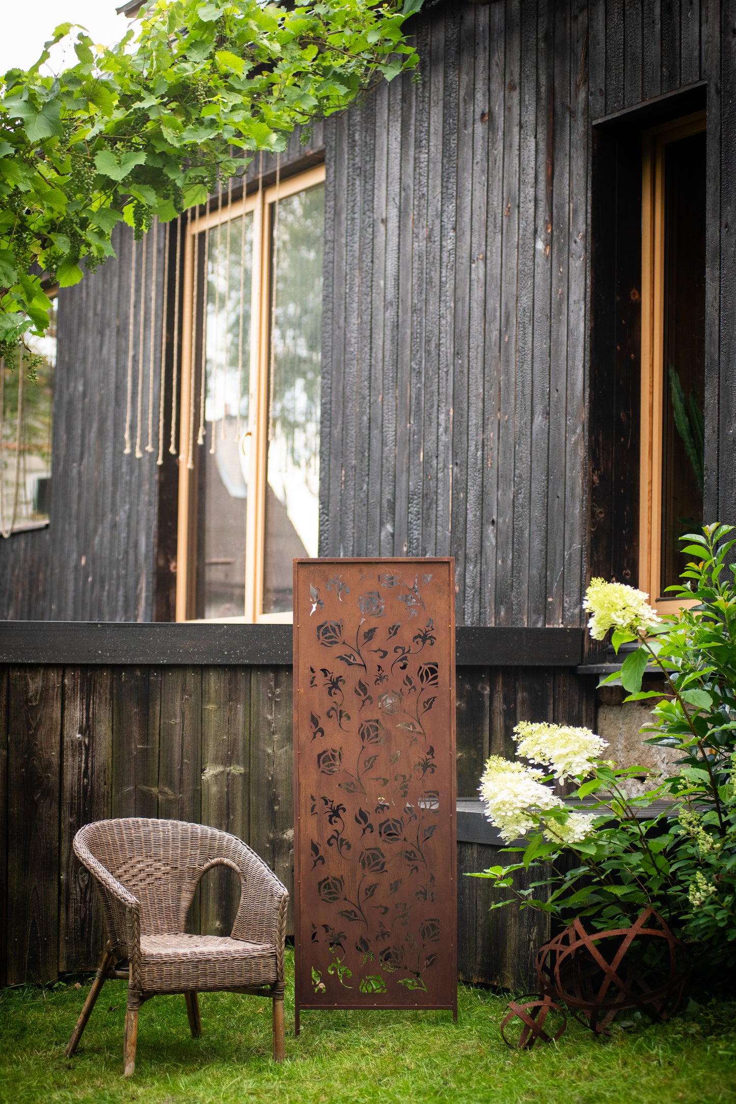 Rustic Metal Garden Screen – Corten Effect Steel Privacy Panel Roses