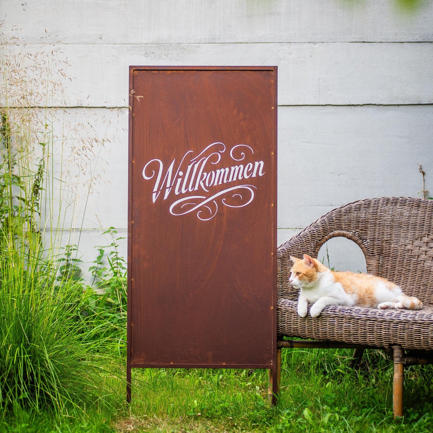 Rustic Metal Garden Screen – Corten Effect Steel Privacy Panel "Willkommen"