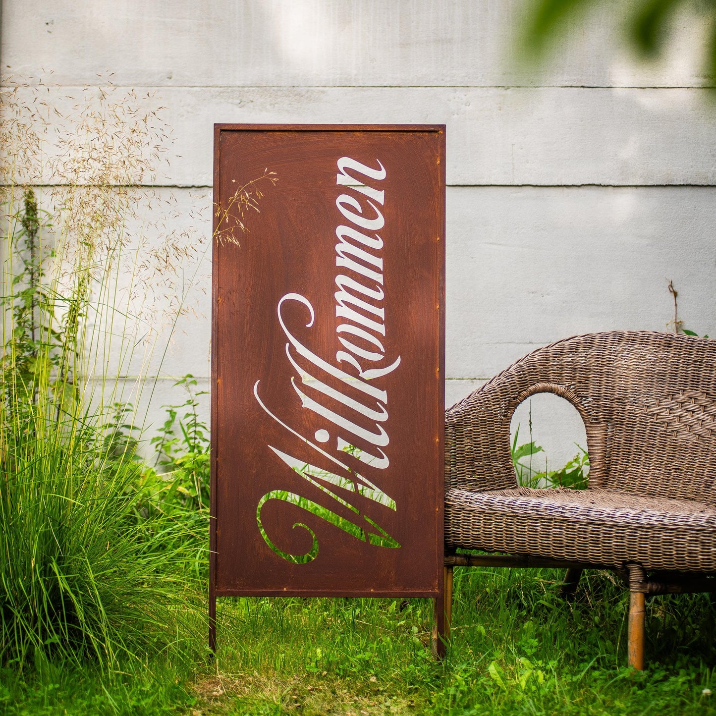 Rustic Metal Garden Screen – Corten Effect Steel Privacy Panel "Willkommen"ver.2